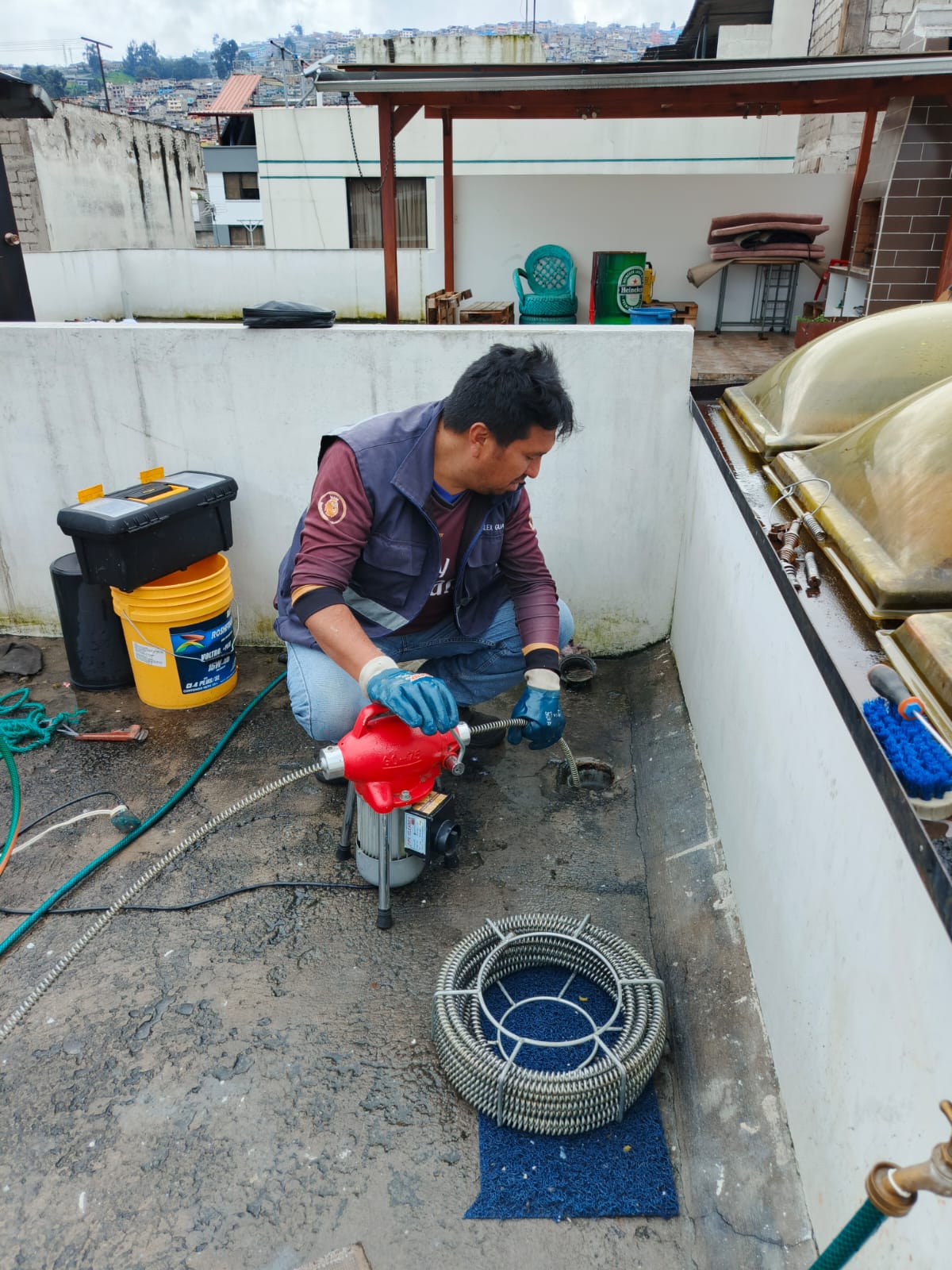 Trabajo de destape en azotea con tanques de agua