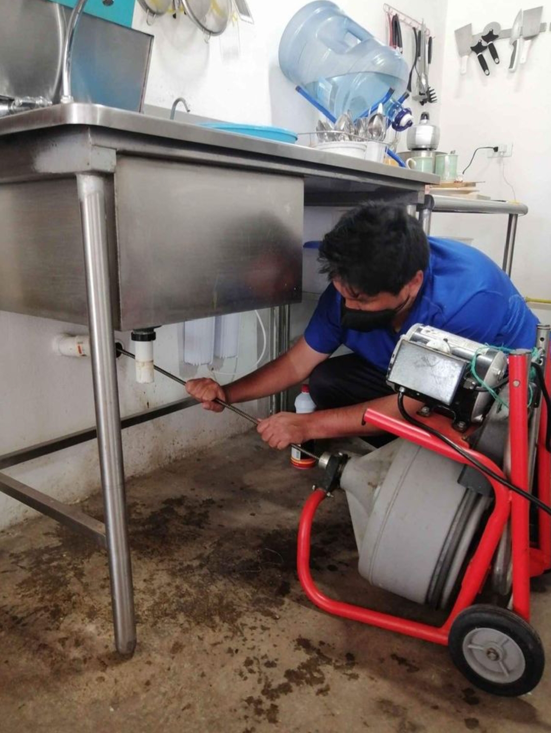 Destape de tuberías en cocina industrial