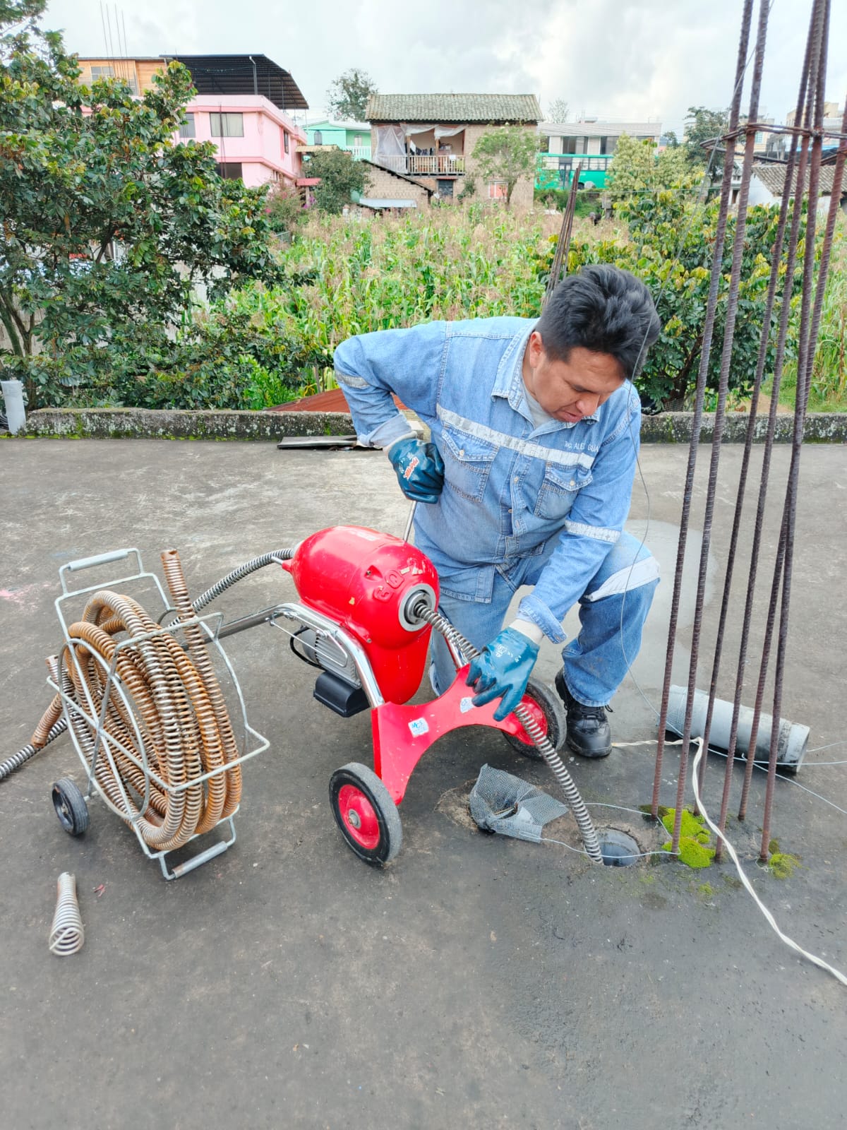 Trabajo de destape con máquina especializada en exterior