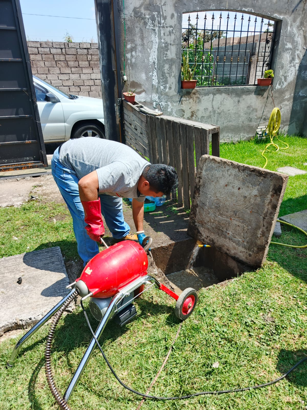 Destape de cañería en patio exterior con maquinaria especializada