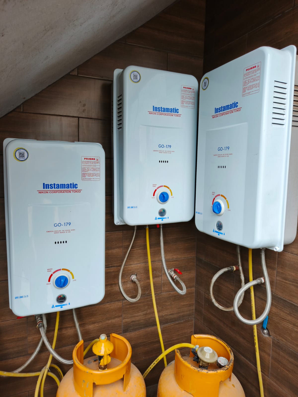 Tres calefones instalados con tanques de gas