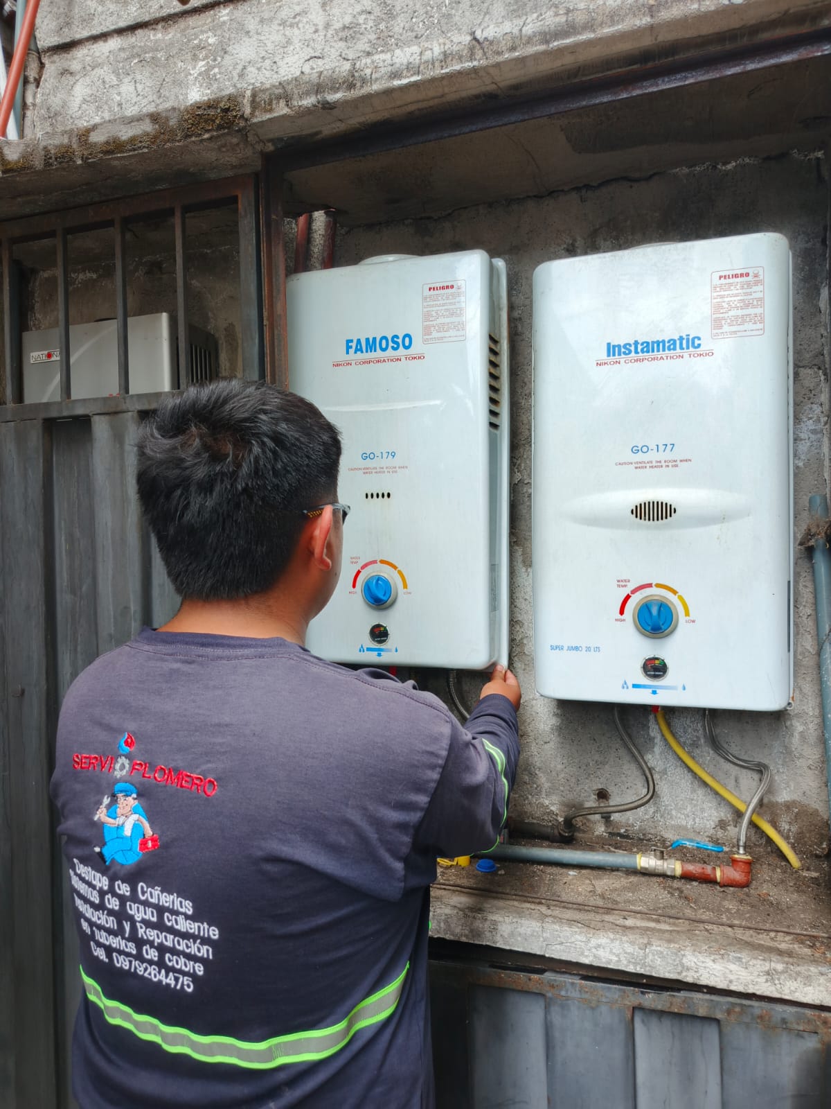 Técnico de Destape & Calefón Express realizando mantenimiento profesional a calefones