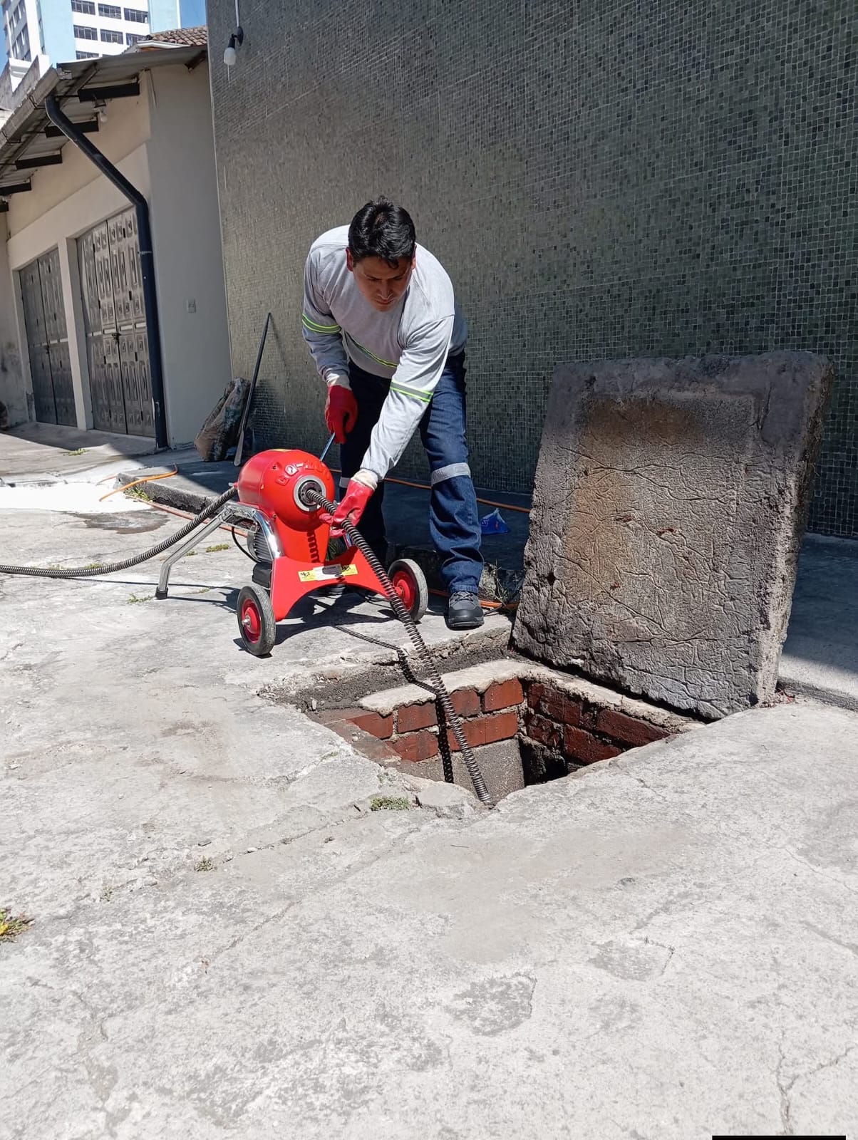 Destape en alcantarilla de edificio comercial