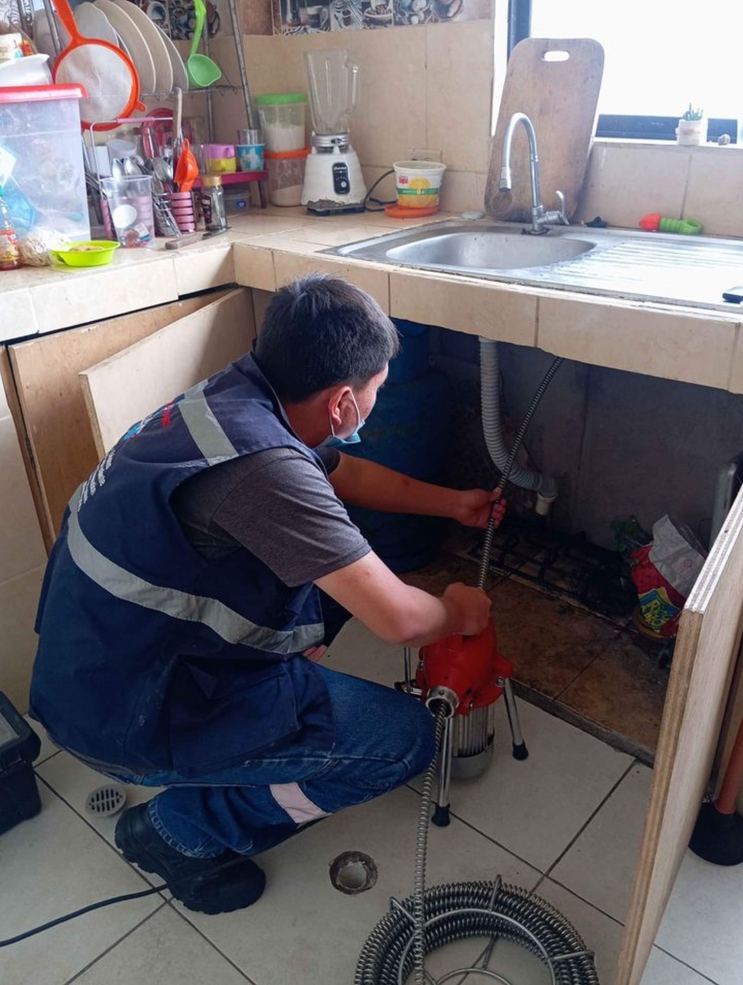 Destape profesional de cañerías bajo el fregadero con maquinaria especializada