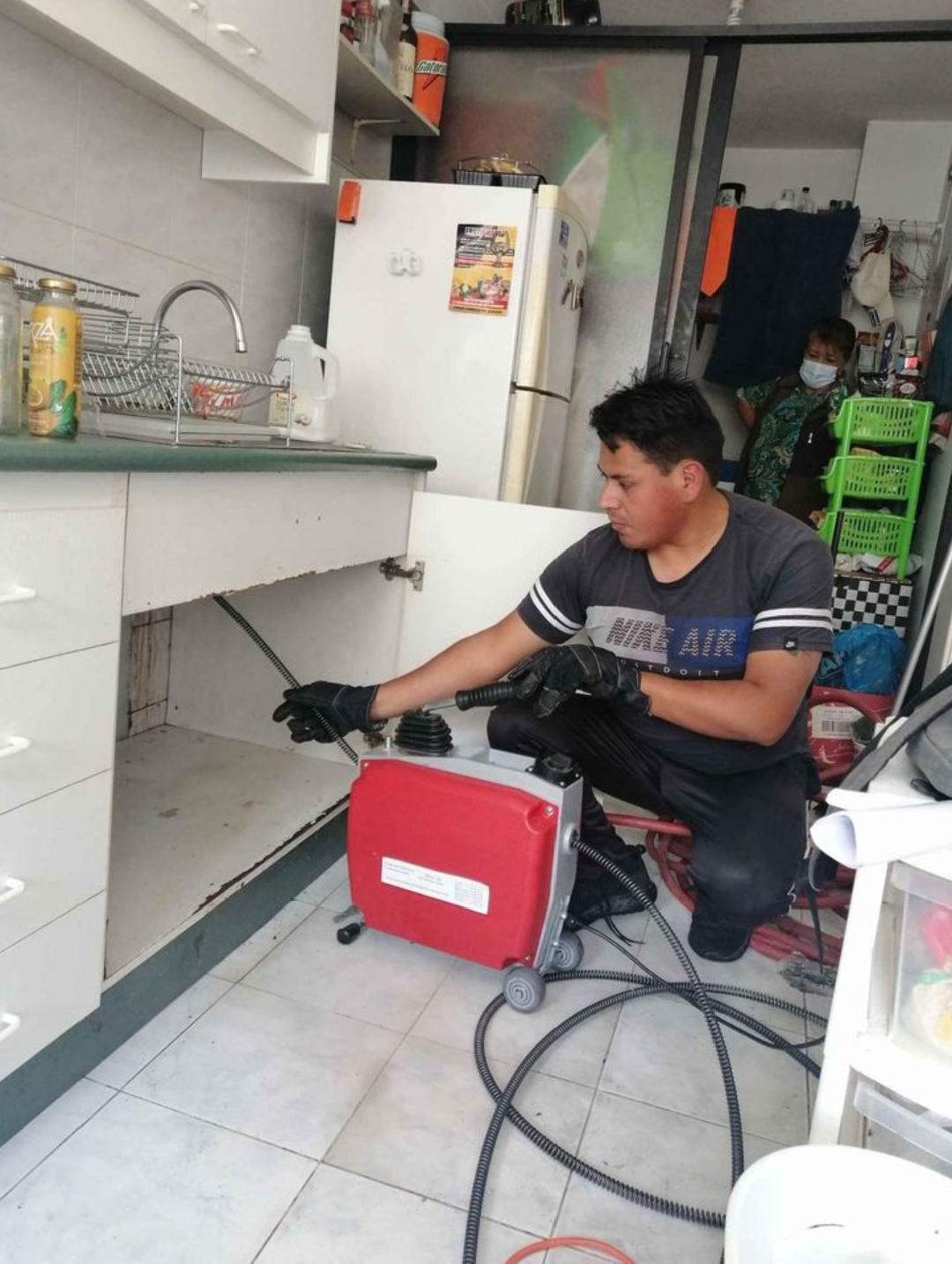 Destape de cañería en cocina residencial