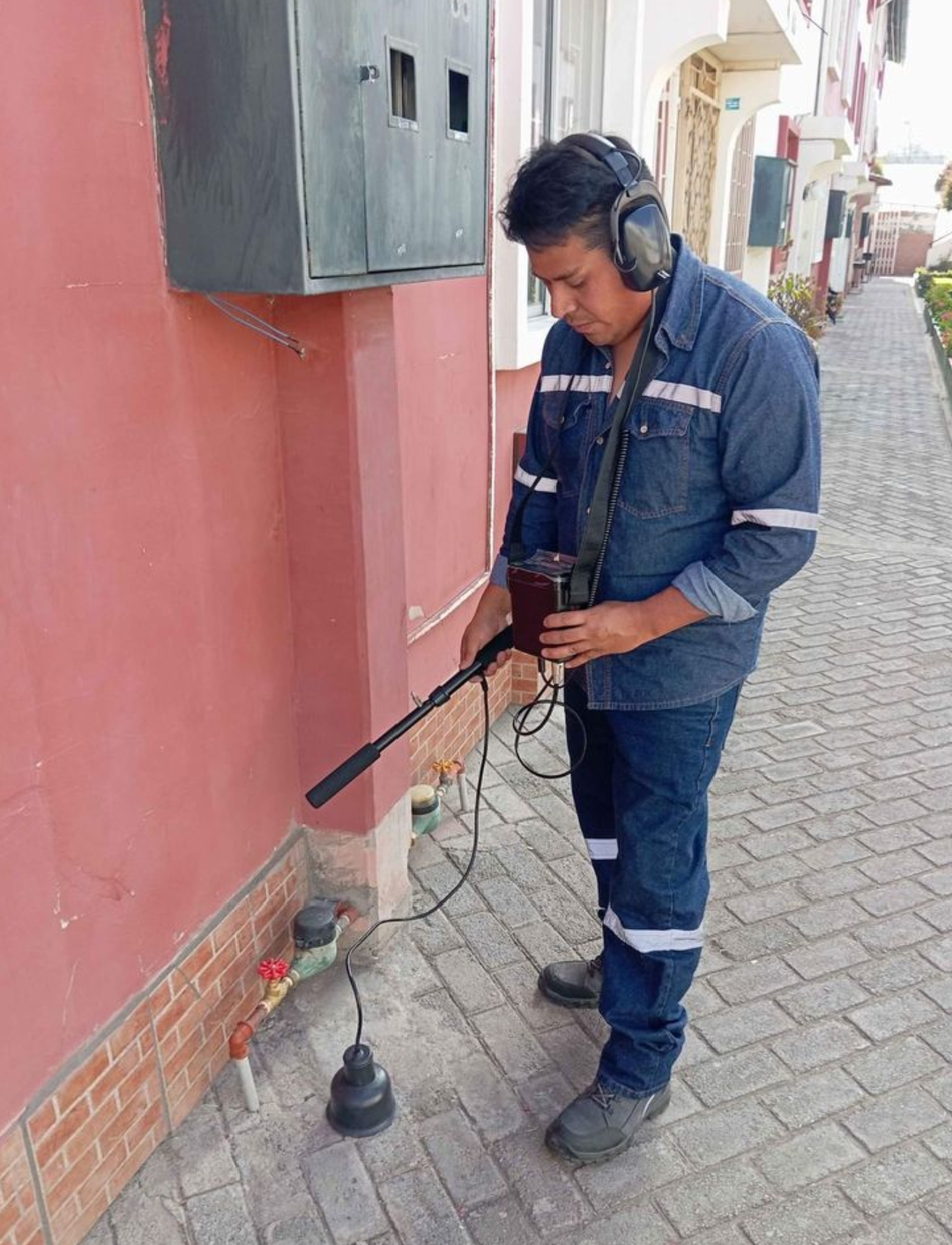 Detección de fugas de agua con geófono profesional en pared exterior