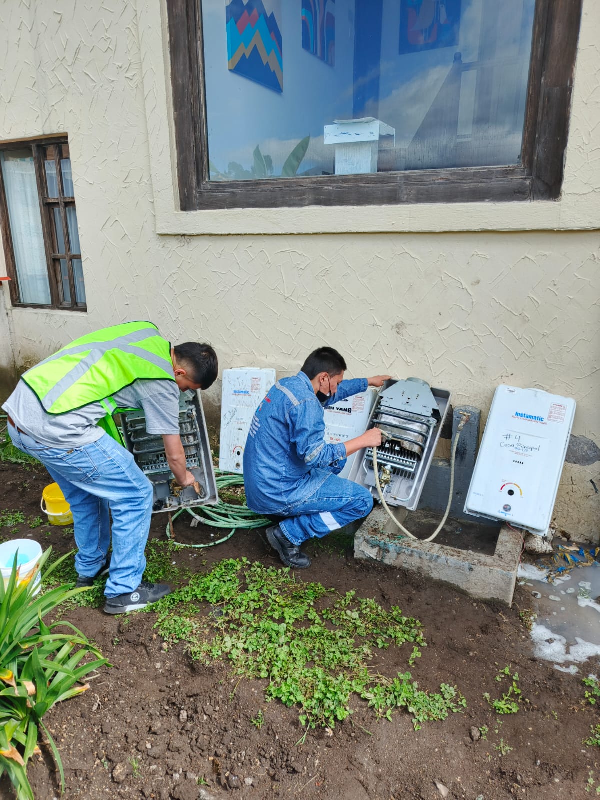 Técnicos trabajando en medidor de gas